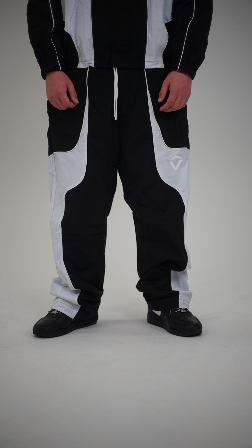 Track pants logo, men & women - Black and white