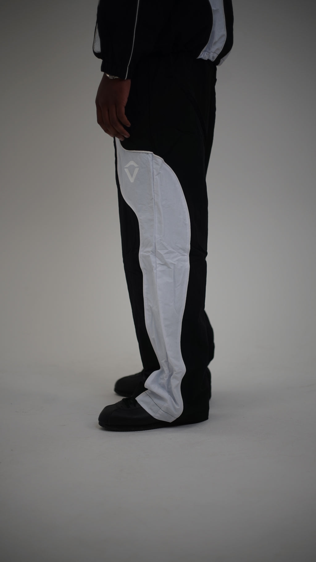 Track pants logo, men & women - Black and white