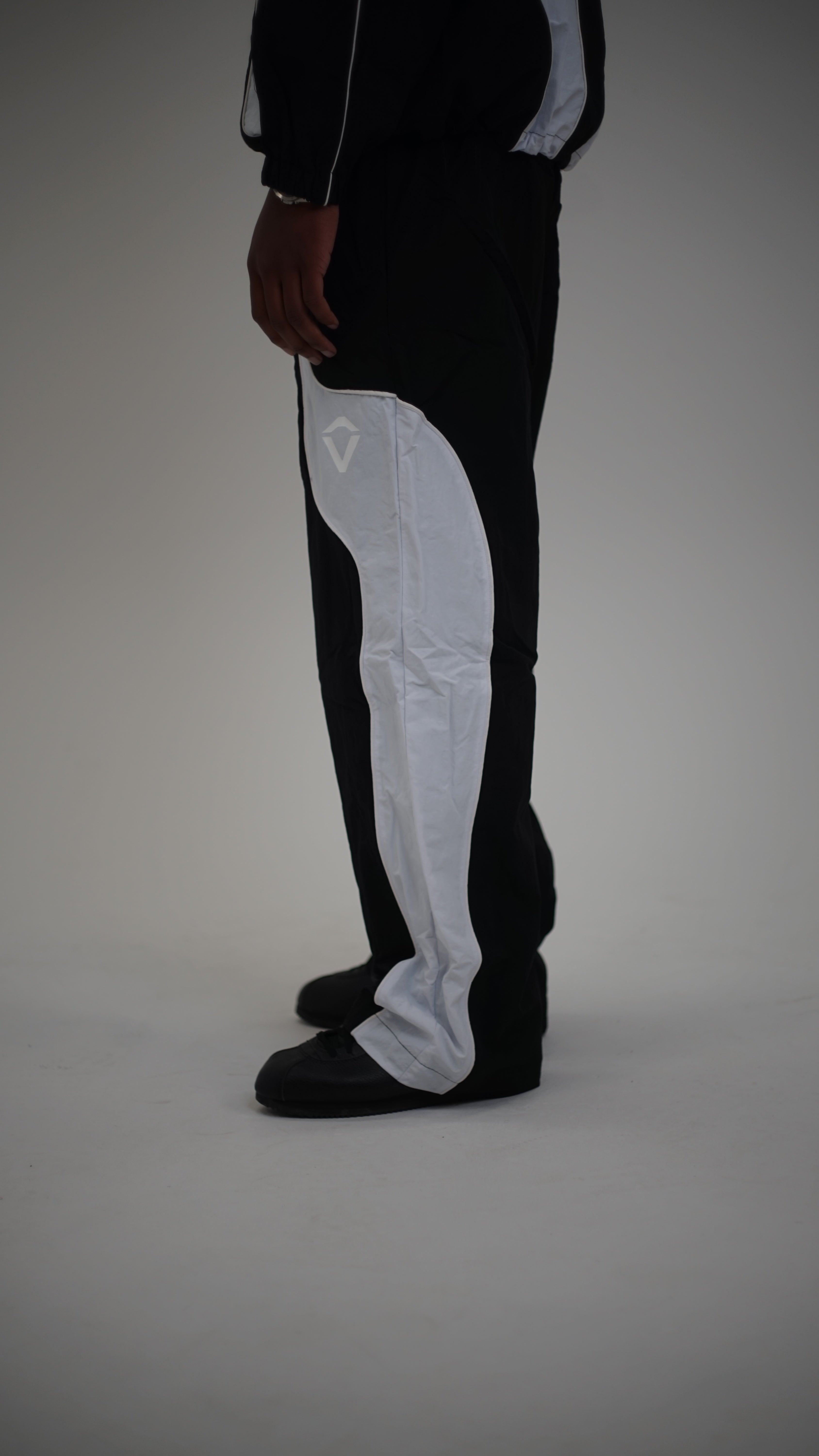 Track pants logo, men & women - Black and white