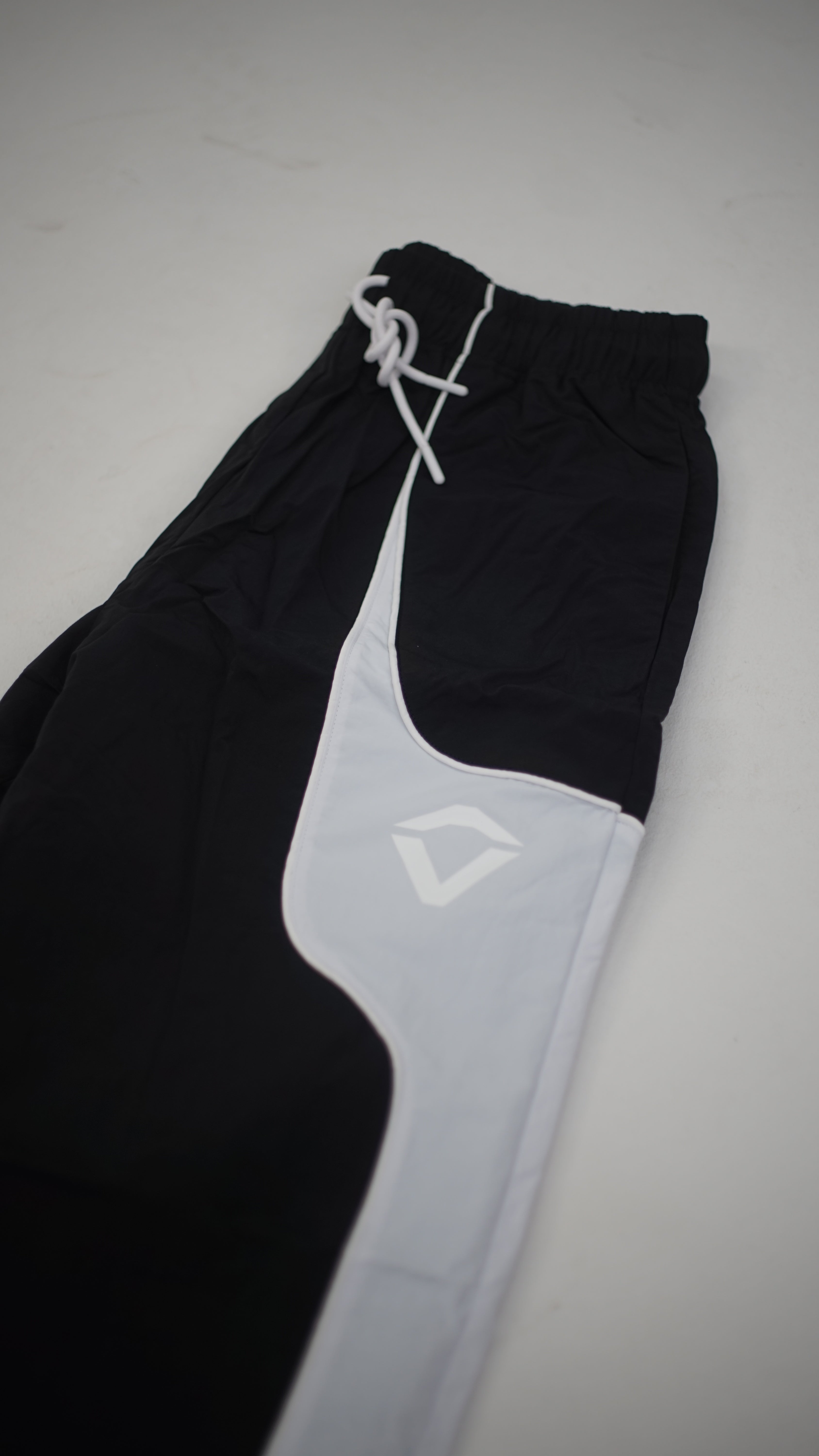 Track pants logo, men & women - Black and white