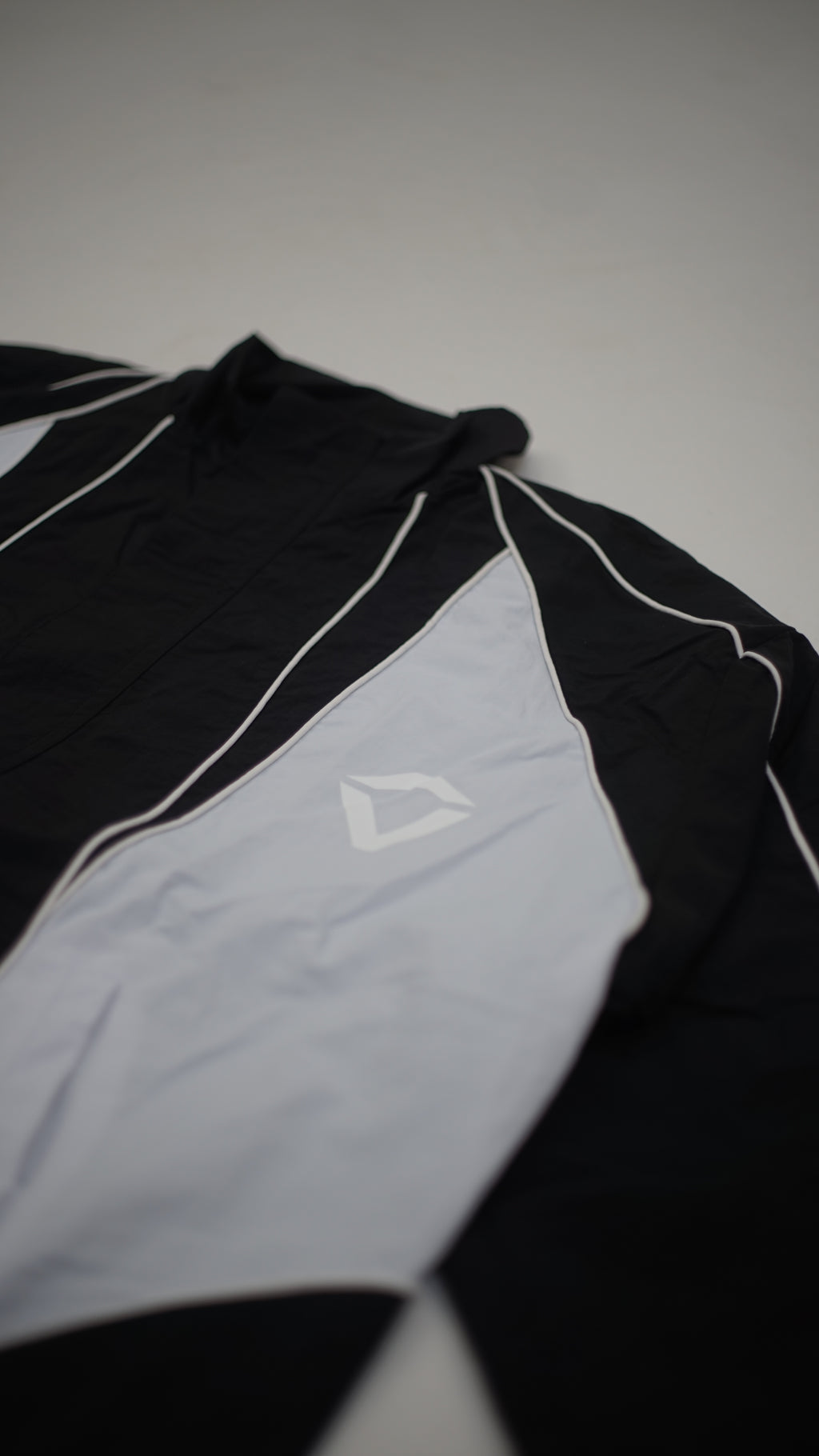 Windbreaker logo, men & women - Black and white