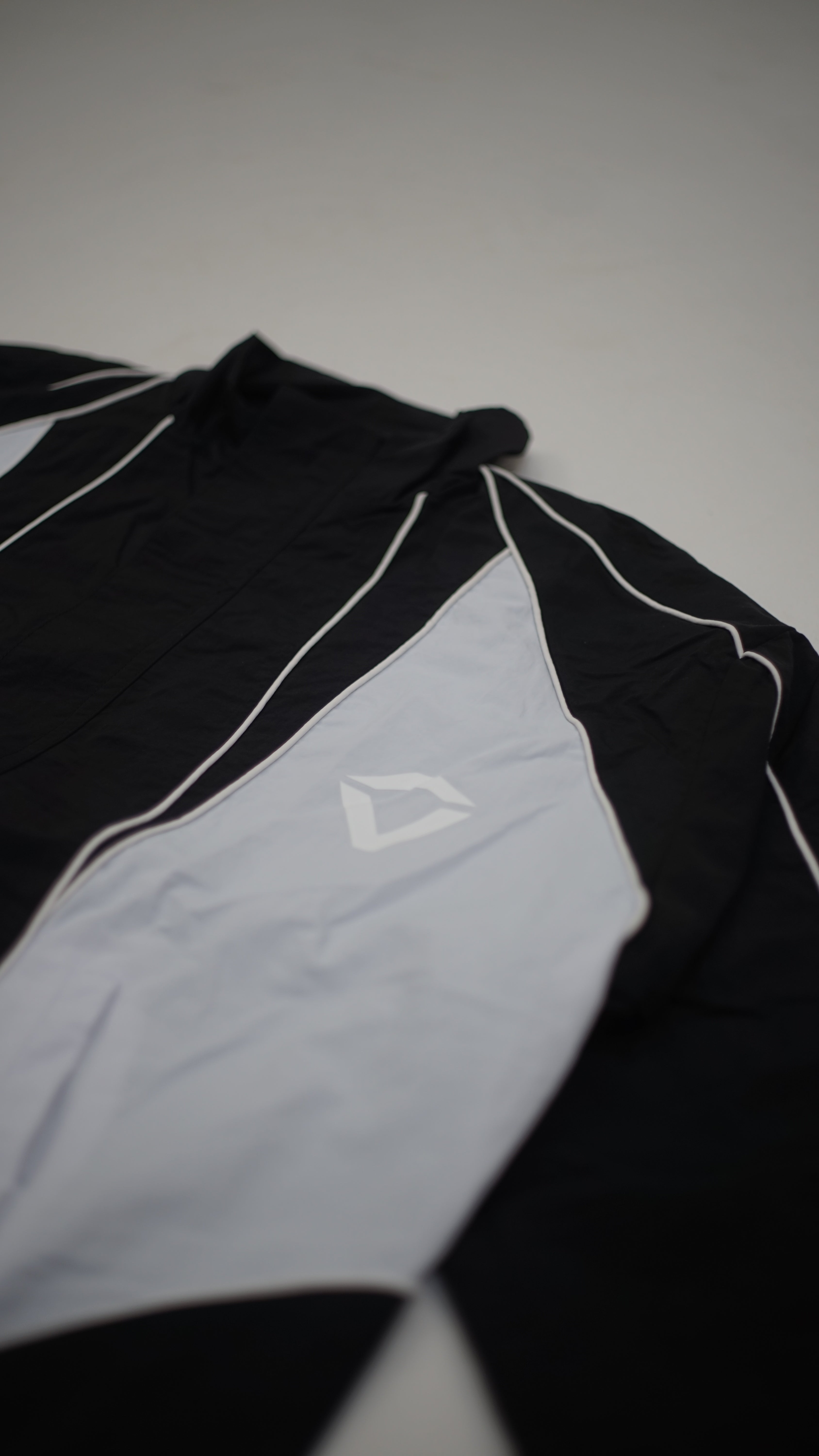 Windbreaker logo, men & women - Black and white